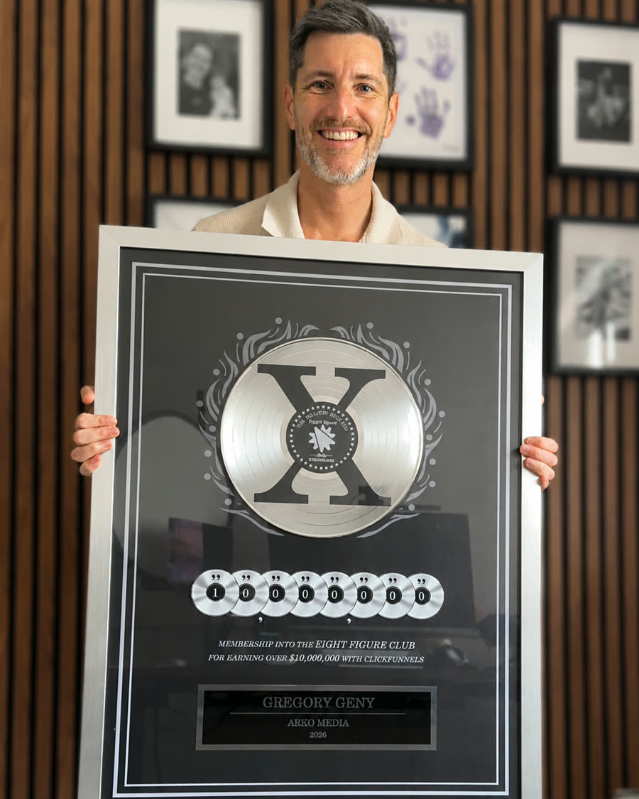 Gregory Geny avec le trophée ClickFunnels des 10 millions de dollars